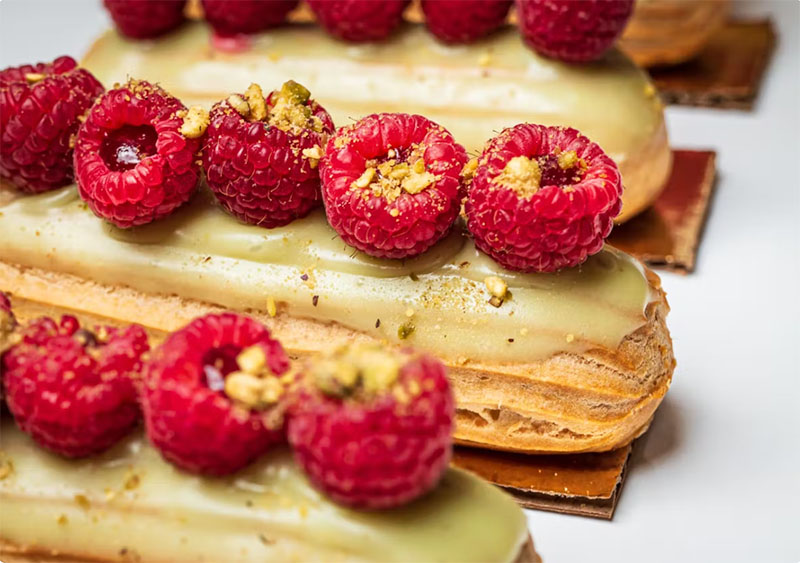 Pistachio and Raspberry Éclair.